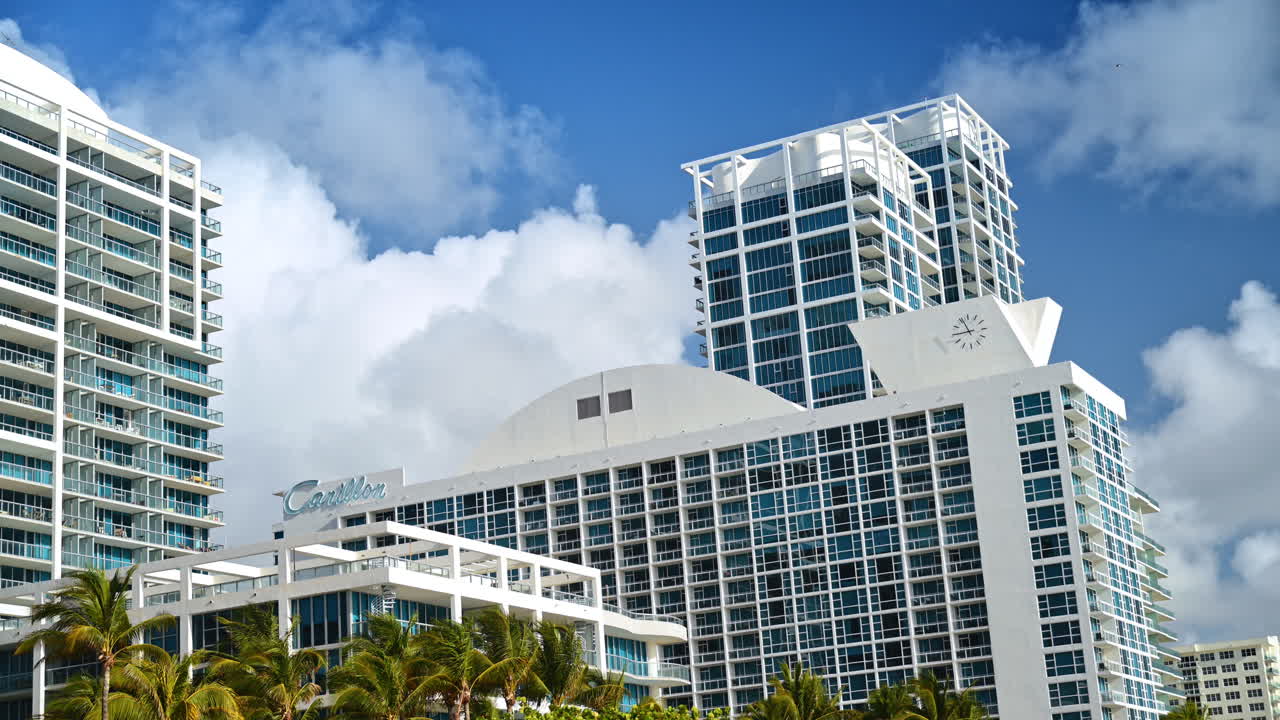 Miami, USA, 6 aprile 2026: Moderna facciata bianca di hotel con orologio e architettura geometrica. Dettaglio esterno di un grande edificio moderno bianco con balconi e un quadrante d'orologio a Miami Beach