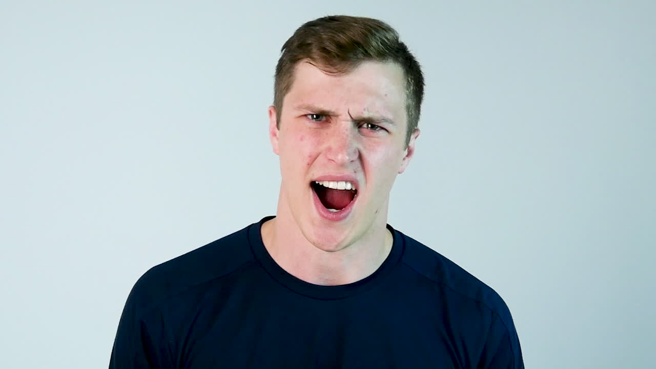 hombre joven enojado