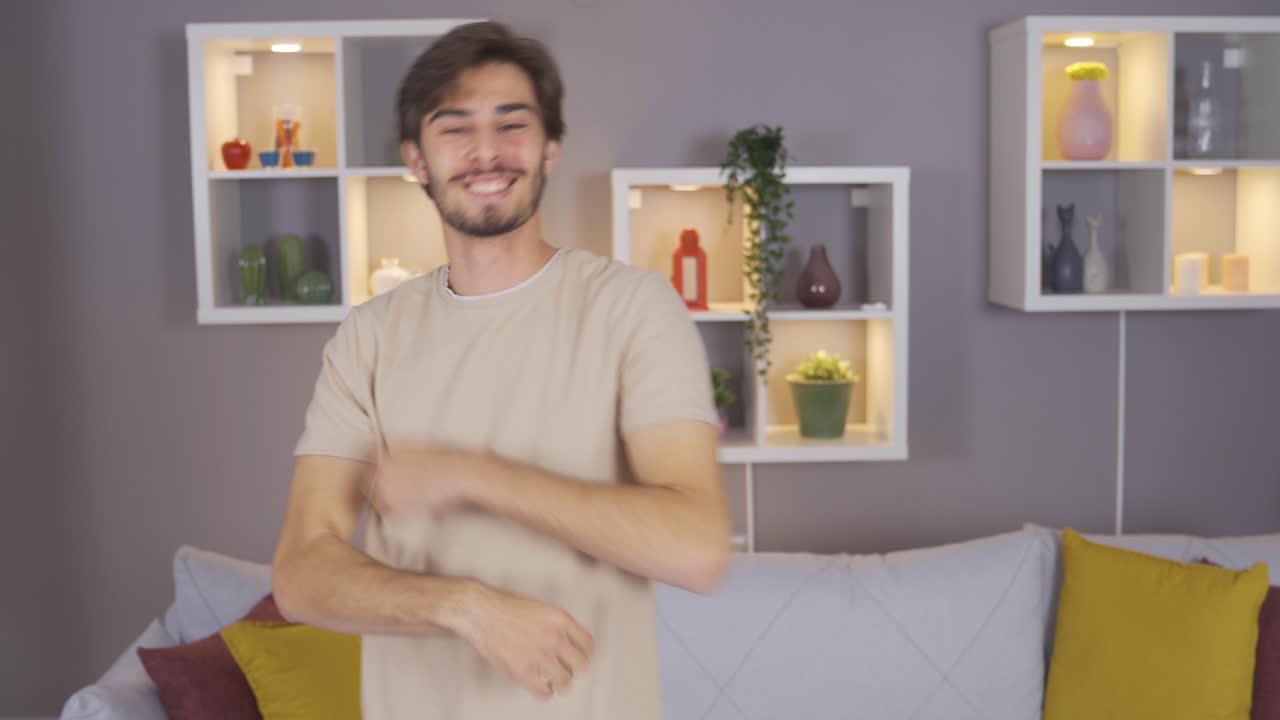 un joven feliz bailando.