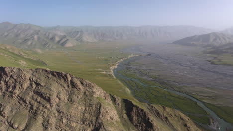 Filmación-De-Drones-Cinematográficos-Giratorios-Del-Campamento-De-Yurtas-En-El-Valle-En-Kirguistán