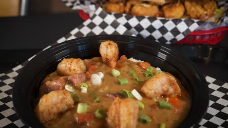 Schüssel-Mit-Traditionellem-Cajun-Etouffee-Mit-Garnelenwurst,-Garniert-Mit-Frühlingszwiebeln,-Schieberegler-4k