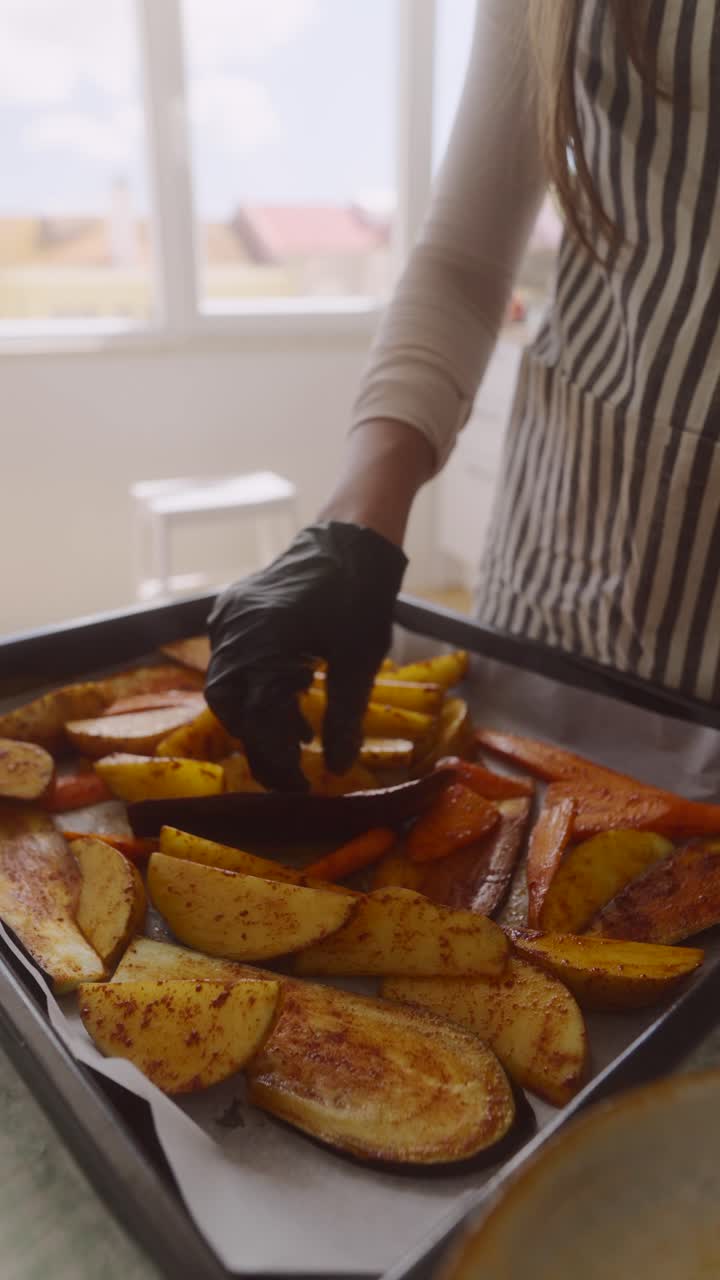 mujer preparando verduras asadas