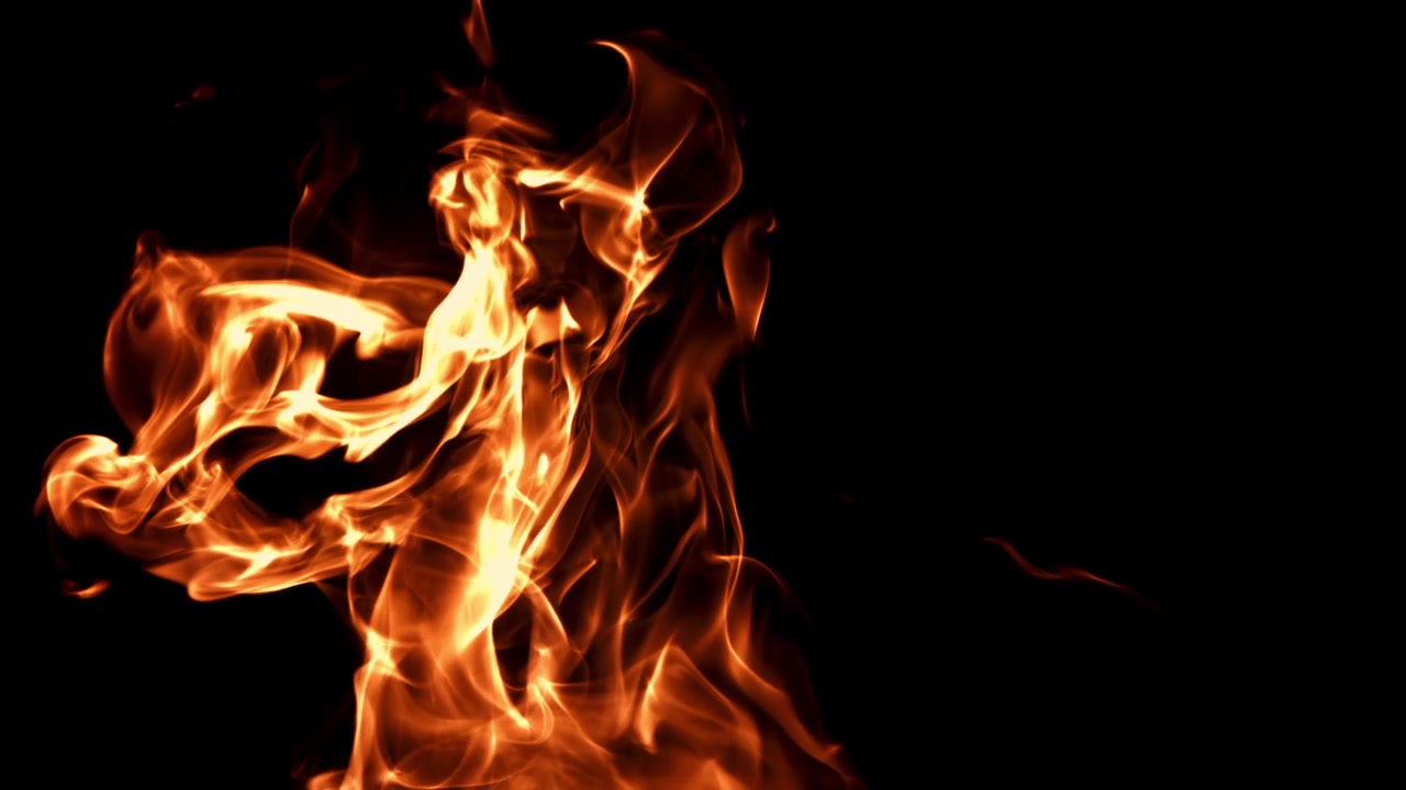 Fiamme ardenti arancioni e gialle vivaci su uno sfondo nero.
