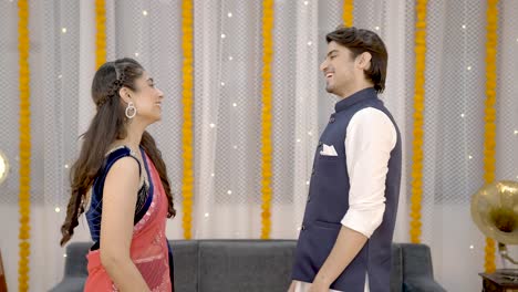 pareja india deseando feliz diwali el uno al otro