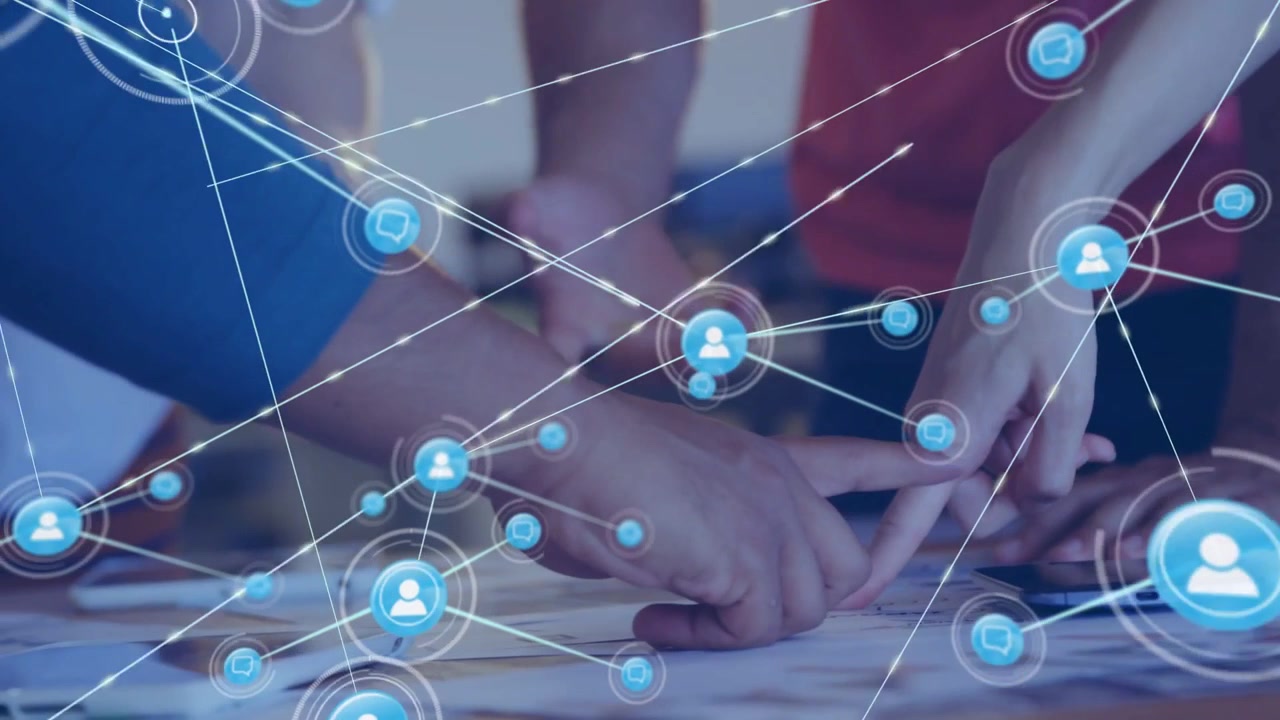 Una mano si protende verso uno smartphone, attivando l'icona di un avatar, mentre altri si uniscono e una sovrapposizione mostra un team in crescita che rappresenta una rete.