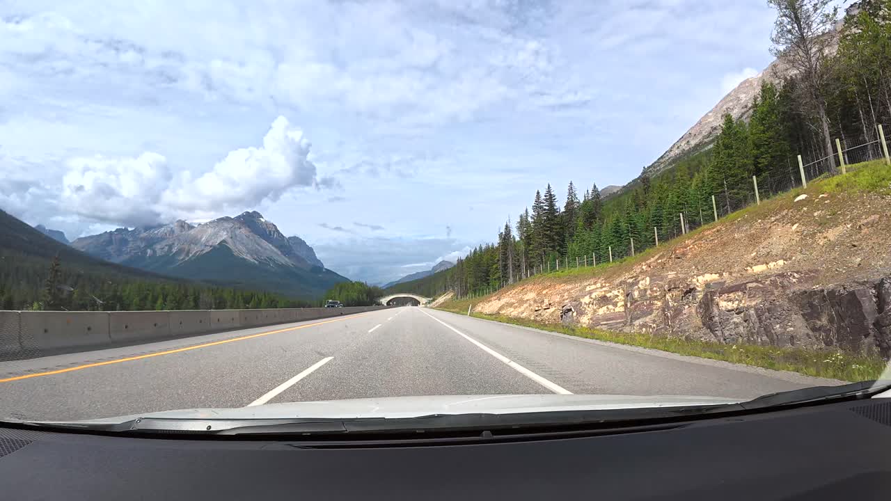 Viaggio panoramico in auto attraverso le montagne