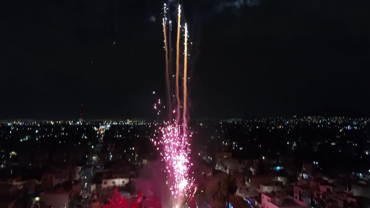 increíbles fuegos artificiales en un festival local en la ciudad de méxico por la noche
