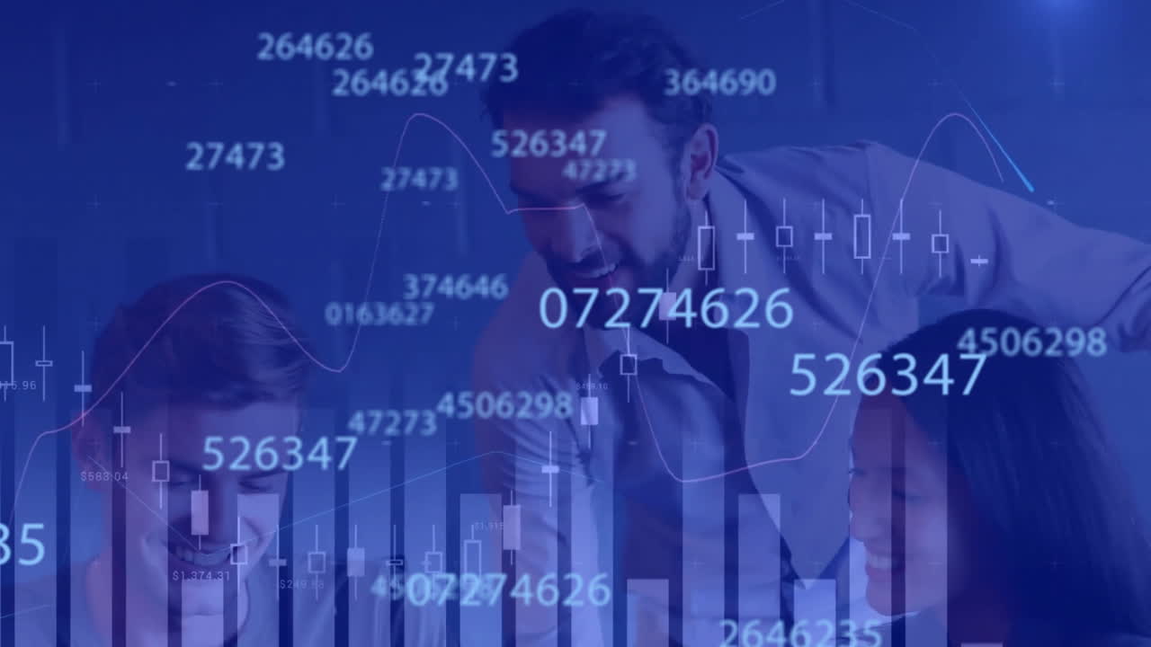 animación del procesamiento de datos sobre felices y diversos colegas masculinos y femeninos en discusión