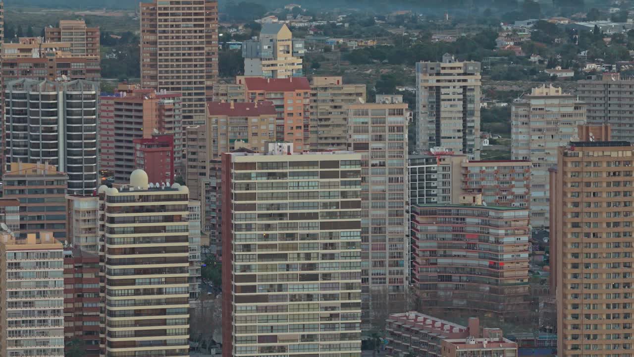 Edifícios altos na paisagem urbana de Benidorm