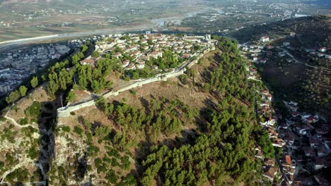 aerial del castillo de berat en albania, la fortaleza medieval está en una roca