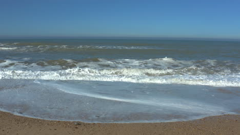 Stehender-Schuss,-Der-Die-Beruhigenden,-Gleichmäßigen,-Schönen-Wellen-Am-Strand-Beobachtet