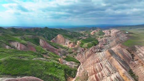 Vista-Panorámica-De-Las-Montañas-Del-Arco-Iris-En-Georgia---Disparo-De-Drones