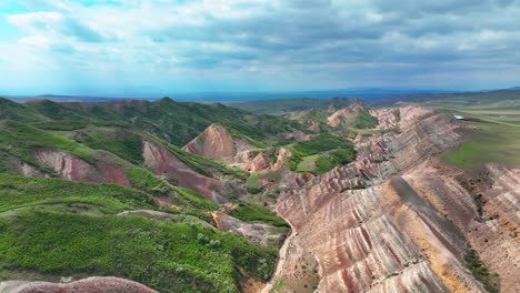 vista panorámica de las montañas del arco iris en georgia - toma de avión no tripulado