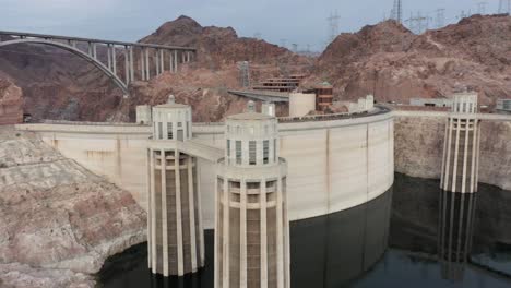 Vista-Aérea-De-La-Presa-Hoover-Y-Las-Torres-De-Entrada-Con-El-Puente-Conmemorativo-Mike-O&#39;callaghan–pat-Tillman