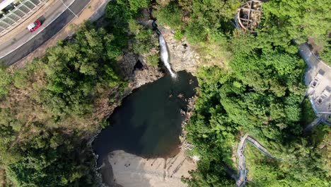corriente que fluye de la bahía de la cascada en pok fu lam, hong kong, vista aérea