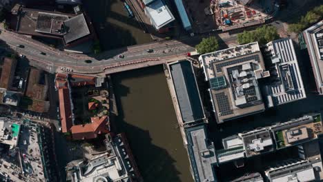 drone disparado desde arriba sobre el canal central de bristol y el sitio de construcción