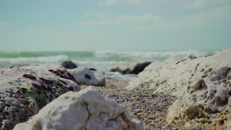 Natur-Meer-Ozean-Ufer-Steine-Felsen-Wellen-Wellen-Stürzen-Sonniges-Tageslicht-Portugal-Nahaufnahme-Stetige-Aufnahme-4k