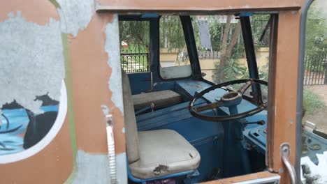 mirando en una típica cabina de camioneros indios