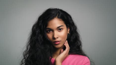 Close-Up-Retrato-De-Una-Hermosa-Joven-En-Foto-De-Estudio