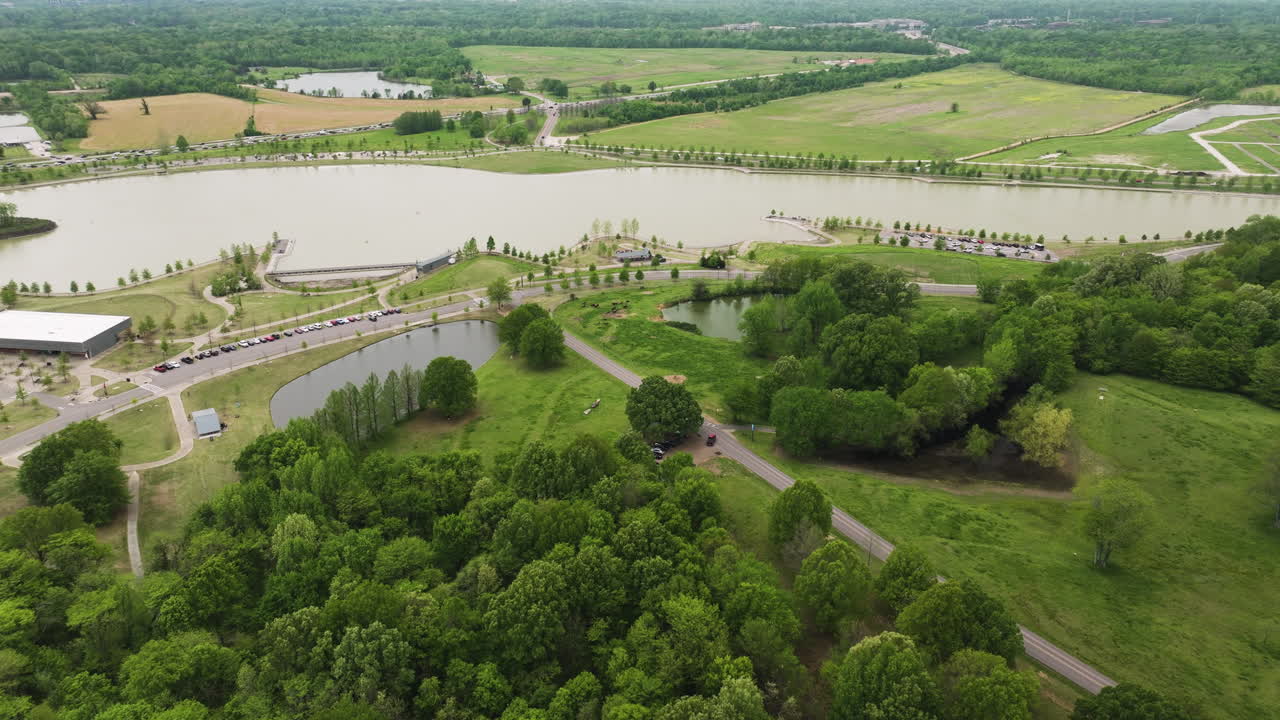 멤피스의 비 스 공원 (shelby farms park) 은 푸른 초원과 호수, 구름이 가득한 날, 공중에서 볼 수 있습니다.