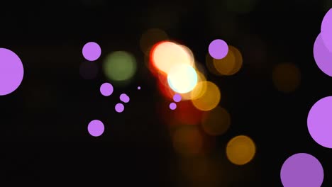 animación de puntos púrpuras que se mueven sobre el paisaje urbano nocturno borroso