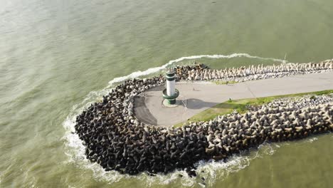 Vista-De-Drones-Rodeando-El-Faro-De-Faro-Do-Molhe-Da-Barra-De-Itajaí,-Santa-Catarina,-Brasil