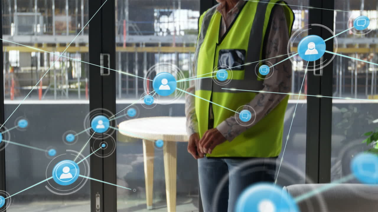 animación de la red de conexiones a través de una ingeniera caucásica que usa un teléfono inteligente