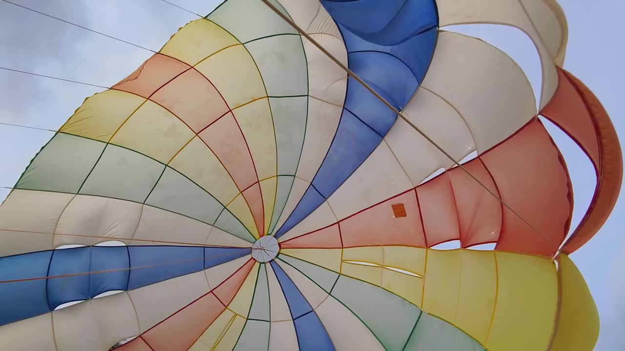 el dosel del paracaídas en el cielo