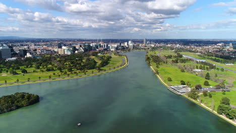 Albert-Park-Vista-Panorámica-Desde-Un-Dron-Sobre-El-Lago