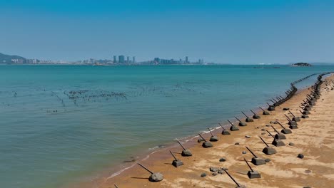 Picos-Contra-El-Aterrizaje-En-La-Playa-De-La-Isla-Kinmen-金門,-Taiwán-Durante-El-Día-Soleado-Con-Agua-Turquesa---Guerra-Civil-China-Contra-Taiwán