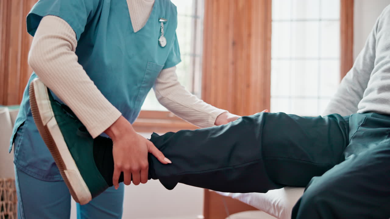 물리 치료사 손, 남자 및 다리 운동