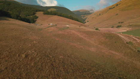 Majestuoso-Valle-Y-Campos-Junto-A-Las-Montañas-En-Toscana,-Italia-En-Una-Mañana-Soleada