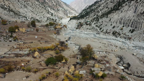 volando sobre el pueblo de tato, punto de partida de la ruta de senderismo de los prados de hadas, himalaya