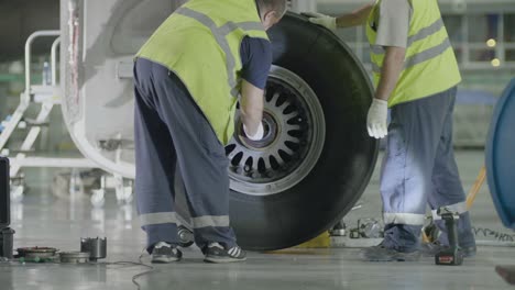 mantenimiento de las ruedas de los aviones