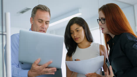 colegas de negocios discutiendo sobre computadora portátil y documento 4k
