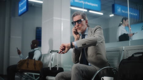 hombre de negocios esperando en el aeropuerto