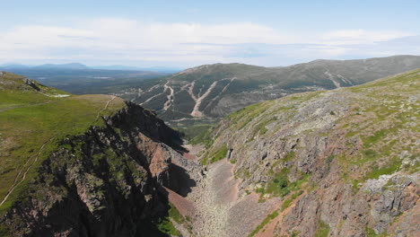 Toma-Aérea-Del-Cañón-De-Dromskaran-Y-La-Reserva-Natural-De-Bastudalen-En-Suecia