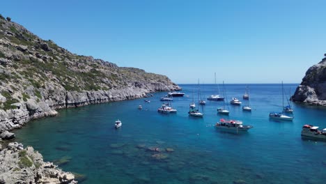 Anthony-Quinn-Bay-En-Faliraki,-Rhodes-En-Grecia-Durante-El-Día-Con-Agua-Cristalina