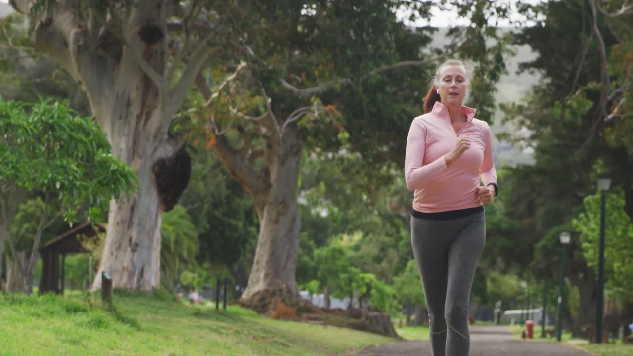 공원에서 달리는 고위 여자