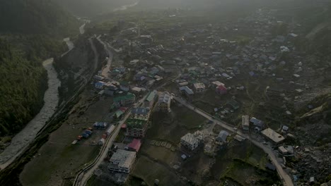 una hermosa toma de drone de chitkul situado en el valle de kinnaur en himachal pradesh.