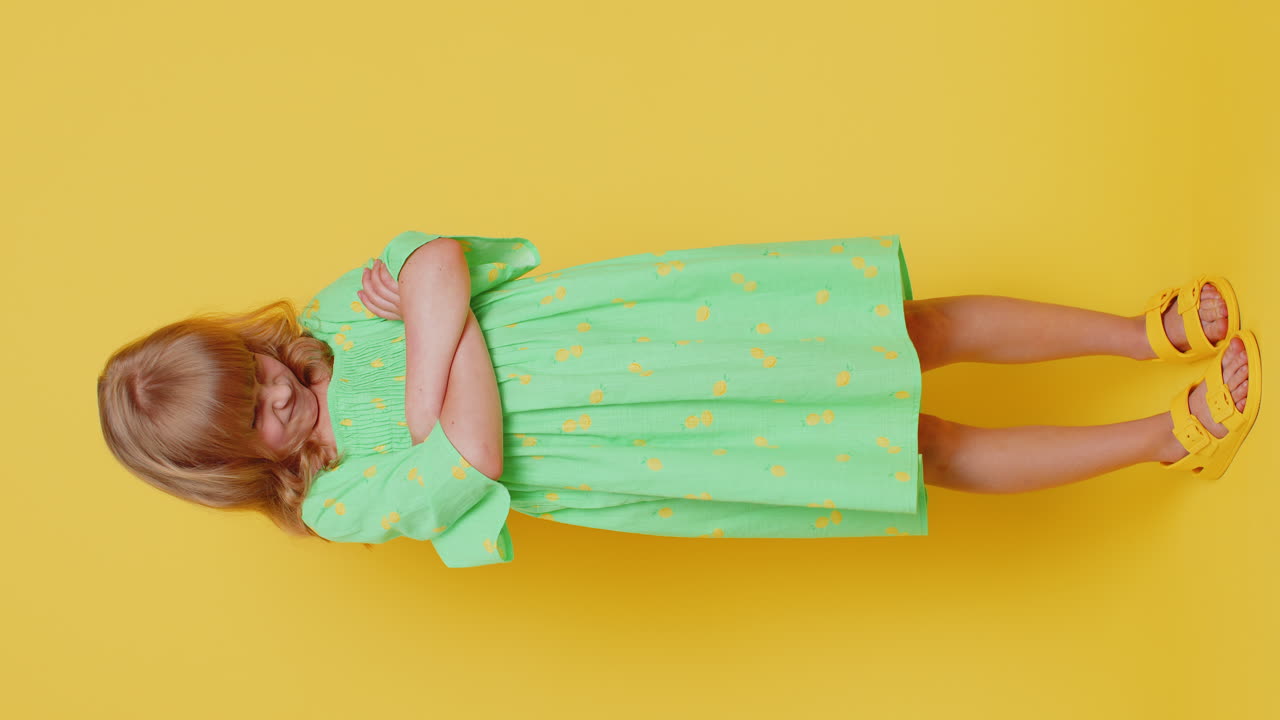Bambina che chiede la ragione del fallimento, esprimendo incredulità, irritazione, noia e delusione.
