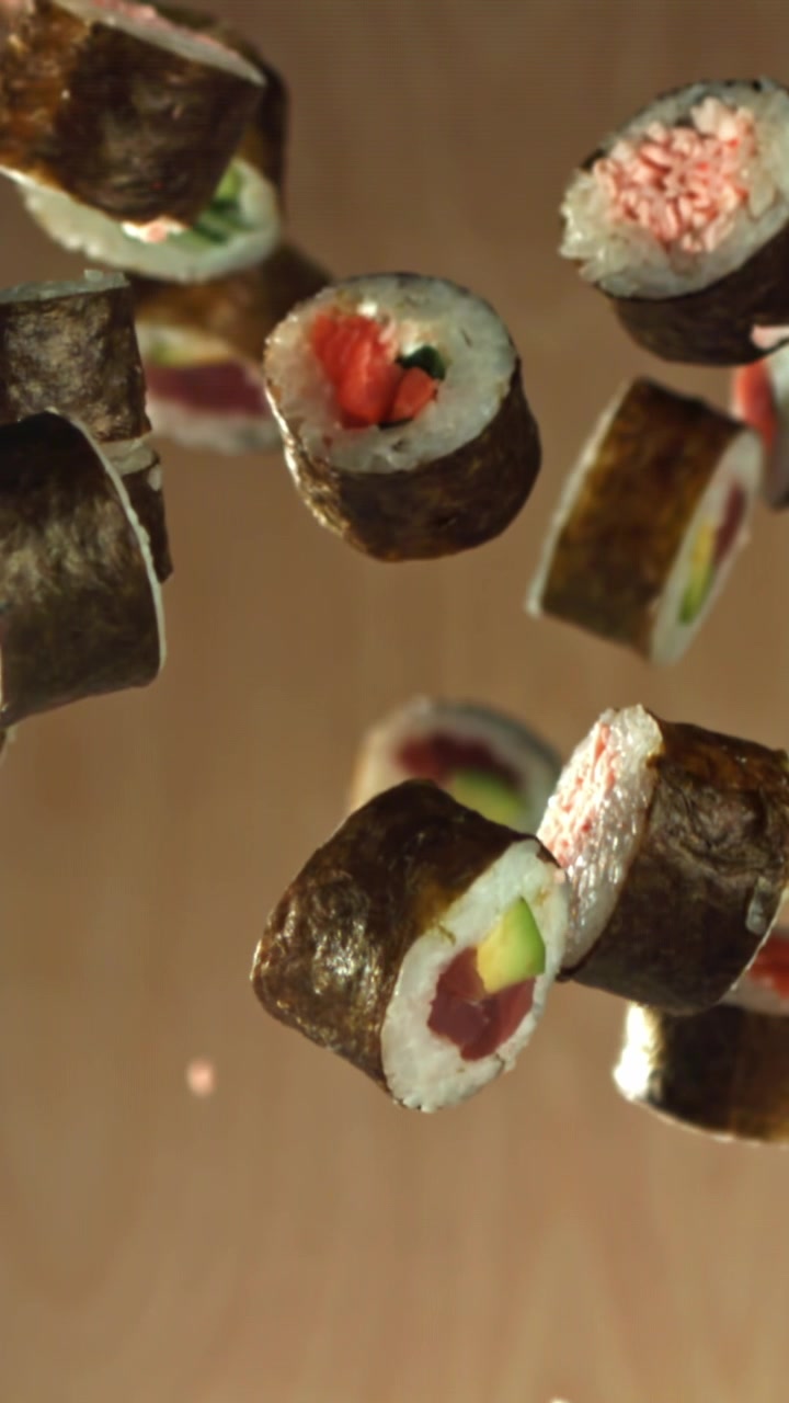 Deliziosi involtini di sushi giapponesi che galleggiano al rallentatore