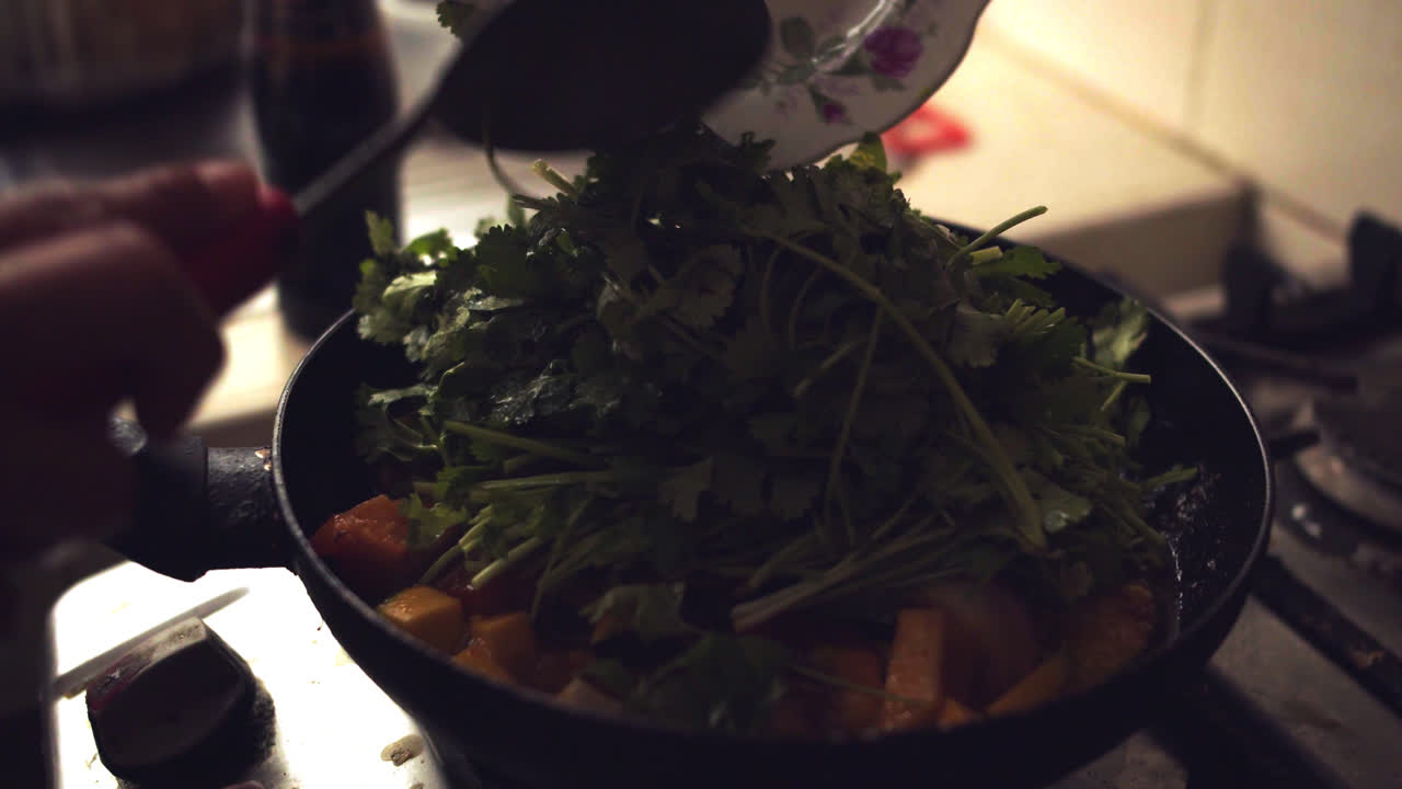 섞을 재료와 함께 팬에 "실란트로" 붓기