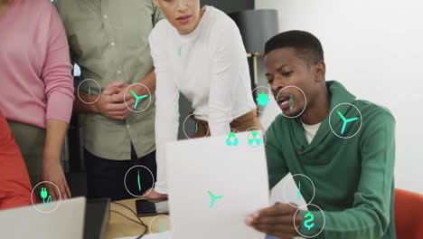 Analizando-Documentos,-Equipo-Diverso-Con-Iconos-De-Tecnología-Verde-En-La-Escena-De-La-Oficina