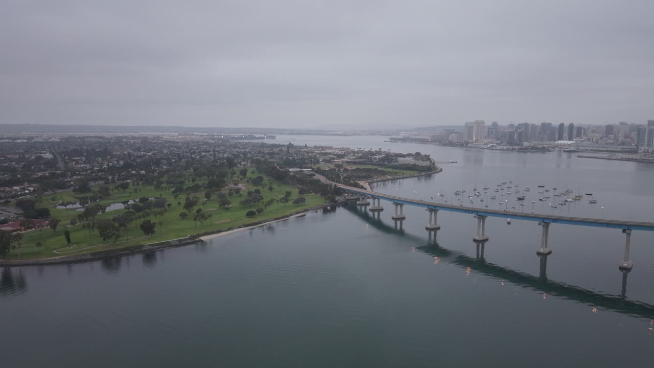 Il Coronado Bridge a San Diego che attraversa la baia, ripresa aerea all'alba in 4K