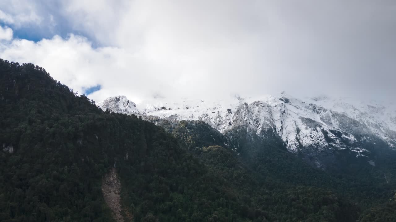 Iperlapse di montagne innevate e nuvolose nel Parco Nazionale Hornopiren, Hualaihue, Cile