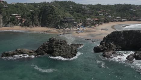 órbitas-Aéreas-Rocas-En-La-Playa-De-Elefantes-En-La-Ciudad-Costera-Mexicana,-Mazunte