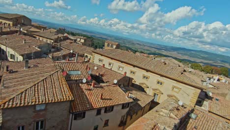 vuelo rápido sobre la ciudad amurallada de volterra, provincia de pisa, italia