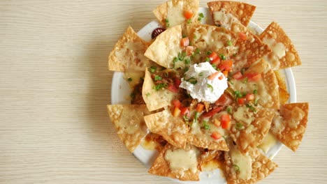 nachos with cheese, crema and toppings