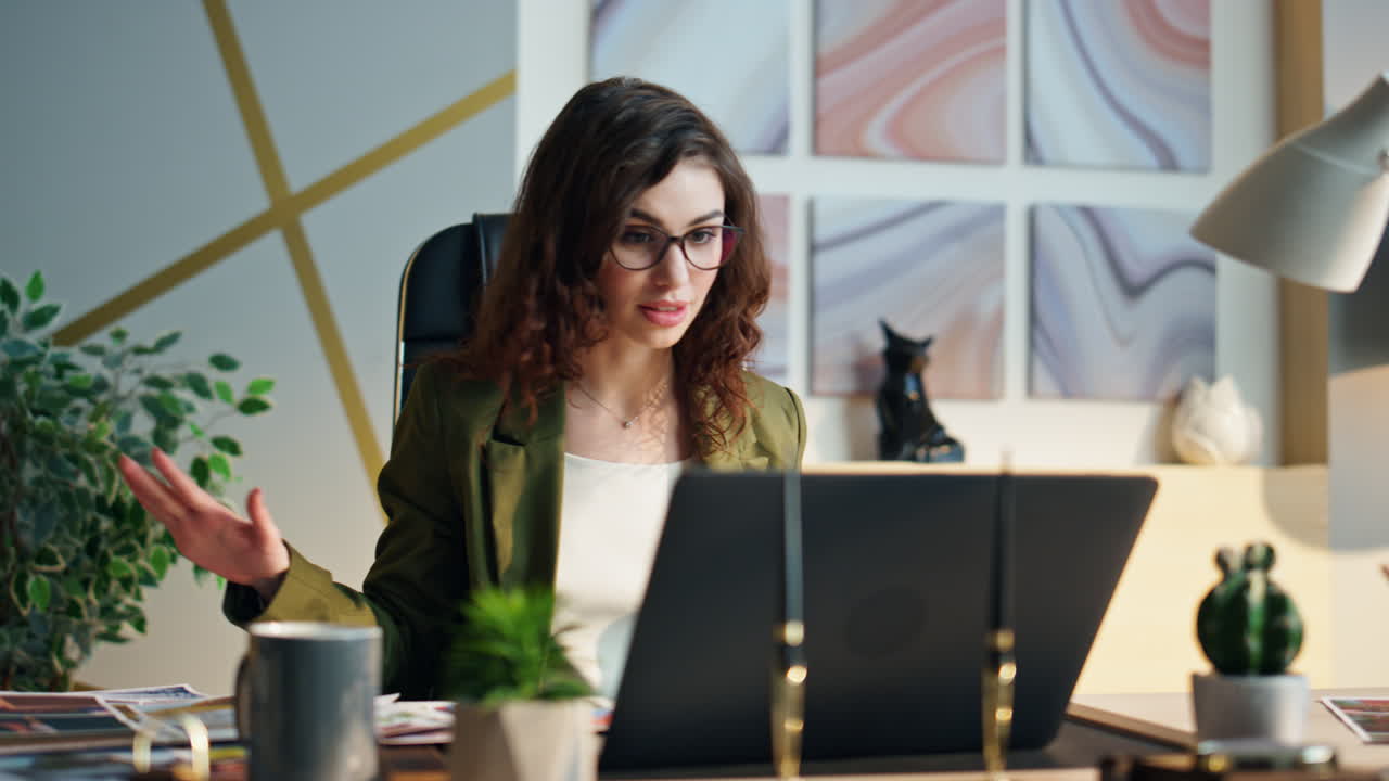 Capo donna che urla durante una conferenza online in ufficio, primo piano. CEO preoccupata per i problemi.